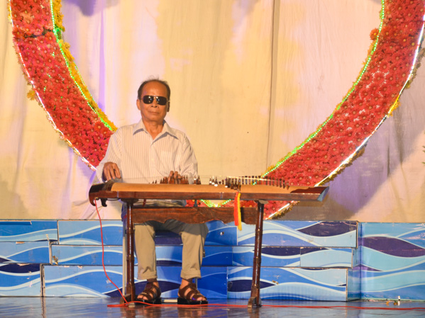Ông Nguyễn Văn Đức (Hội Người mù TP.Vũng Tàu) biểu diễn tiết mục độc tấu đàn tranh “Việt Nam quê hương tôi” tại Hội diễn.