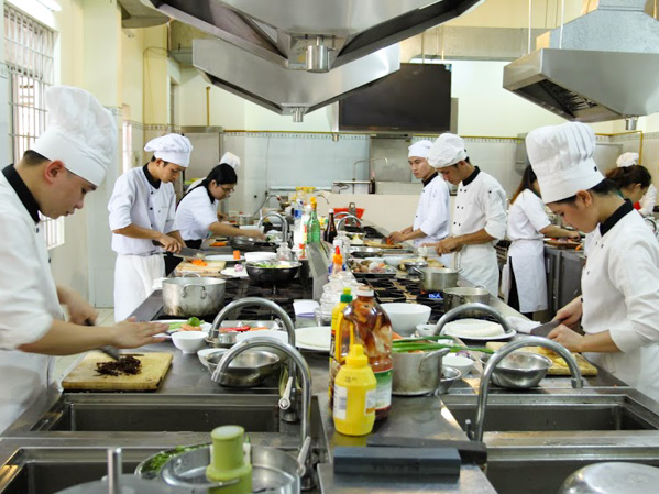 SV Trường Cao đẳng Du lịch Vũng Tàu trong giờ thực hành nghiệp vụ Bếp.