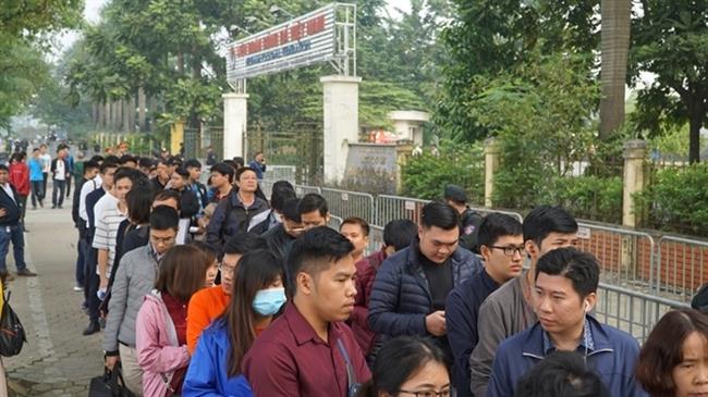 Hàng dài người đến nhận vé tại trụ sở VFF trong sáng 30-11. 