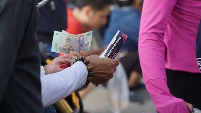 Và phe vé vẫn xuất hiện... để chào mua vé từ người hâm mộ với giá cao ngất ngưởng để sau đó thu lợi gấp nhiều lần nữa khi bán ra.
