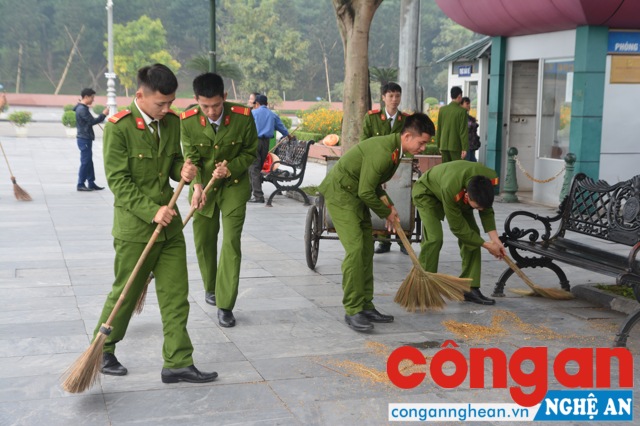 Đoàn thanh niên ra quân tổng dọn vệ sinh