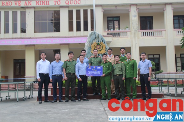 Đại diện ĐTN Công an tỉnh và ĐTN Ngân hàng BIDV chi nhánh Nghệ An trao phần quà cho lãnh đạo, cán bộ, chiến sĩ Công an huyện Tân Kỳ