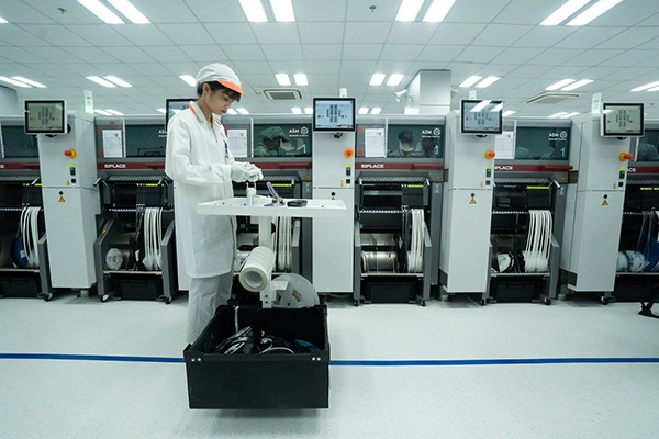 Dây truyền gắn linh kiện điện tự động tại nhà máy Vsmart.