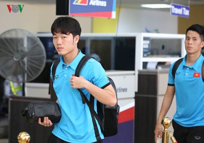 Sau khi có mặt ở sân bay, ĐT Việt Nam tập trung ở phòng chờ VIP.