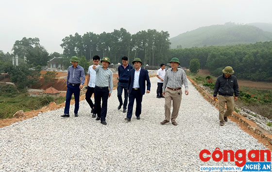 Nghệ An chú trọng chỉ đạo khắc phục tình trạng gây phiền hà, khó khăn cho nhà đầu tư (Trong ảnh: Chủ tịch UBND TX Thái Hòa cùng Đoàn công tác kiểm tra dự án triển khai trên địa bàn)