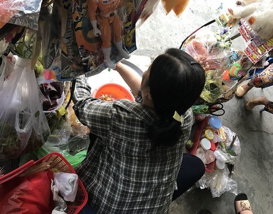 Hàng ngày, bà gánh hàng rong đi bán ở các con hẻm, cổng trường học