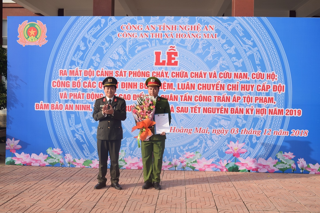 Lãnh đạo phòng Tổ chức cán bộ trao quyết định bổ nhiệm chỉ huy Đội Cảnh sát PCCC&CNCH