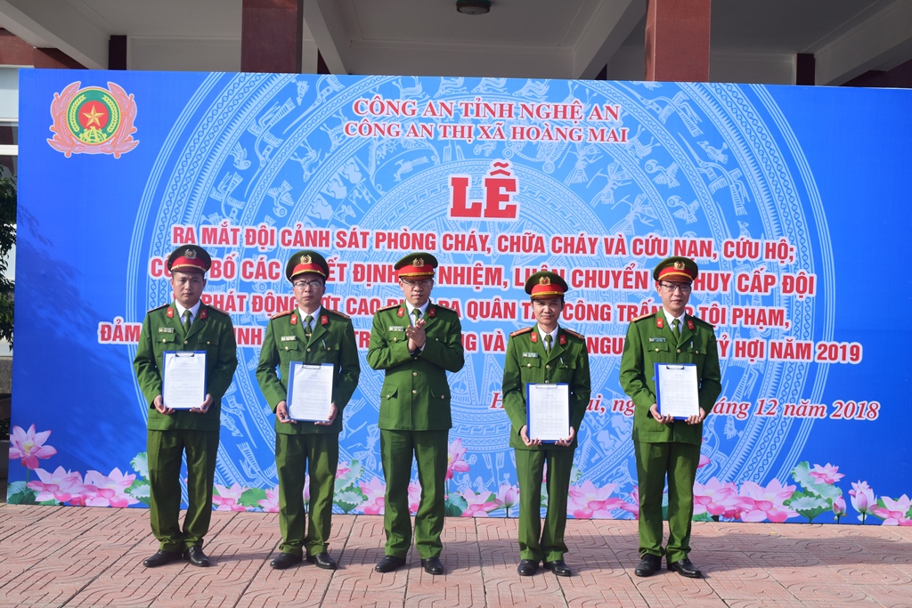 Thượng tá Nguyễn Bình Hà, Trưởng Công an thị xã trao thưởng cho các tập thể có thành tích xuất sắc trong thời gian qua