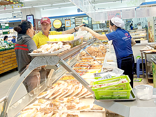 Khách hàng mua thực phẩm chế biến sẵn tại Siêu thị Co.op Mart Vũng Tàu.