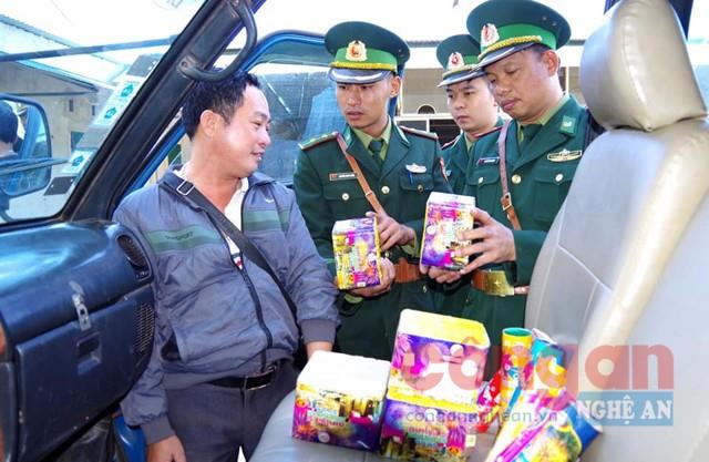 Đối tượng Nguyễn Bá Phú cùng tang vật bị bắt giữ.