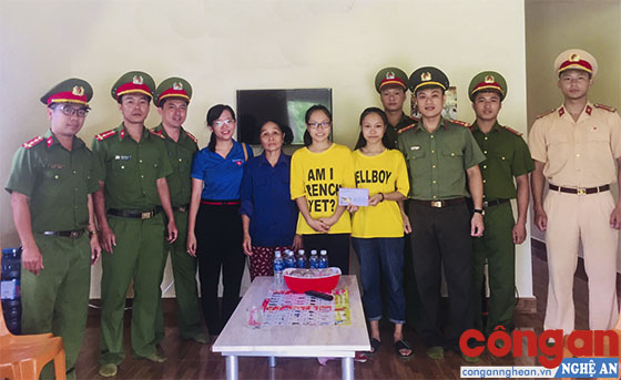 Đoàn Thanh niên Công an TP Vinh tặng quà cho các em học sinh nghèo vượt khó trên địa bàn