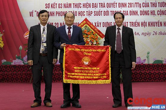 Ông Phạm Hoàng Be, Phó Chủ tịch Trung ương Hội Khuyến học Việt Nam tặng Cờ thi đua cho Hội Khuyến học tỉnh tại Hội nghị sơ kết 3 năm thực hiện Quyết định 281 và kỷ niệm 20 năm (1998 - 2018) xây dựng và phát triển Hội Khuyến học tỉnh