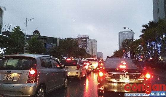 Vào giờ cao điểm, một số tuyến đường và điểm giao nhau ở TP Vinh bị ách tắc giao thông