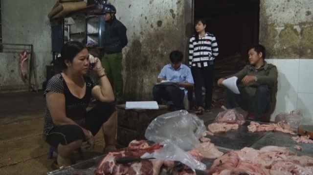  Lực lượng chức năng lập biên bản vi phạm hành chính đối với cơ sở giết mổ heo lậu của bà Thúy.