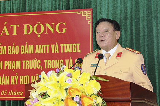 Đồng chí Đại tá Cao Minh Phượng, Trưởng phòng CSGT đường bộ - đường sắt giao chỉ tiêu cho các đội, trạm