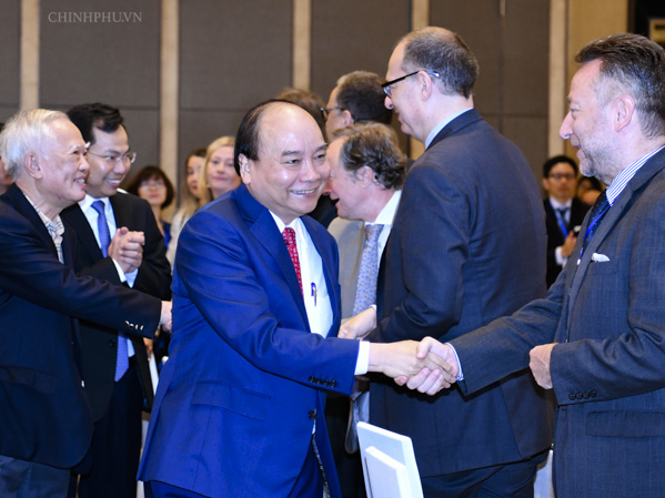Thủ tướng Nguyễn Xuân Phúc với các đại biểu tham dự diễn đàn.