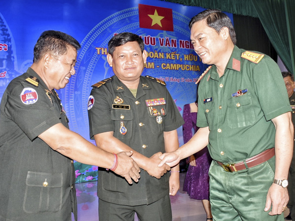 Đại tá Phạm Phú Ý, Ủy viên Ban Thường vụ Tỉnh ủy, Chỉ huy trưởng Bộ CHQS tỉnh (bìa phải) gặp gỡ các lãnh đạo Tiểu khu Quân sự tỉnh Preah Vihear. 