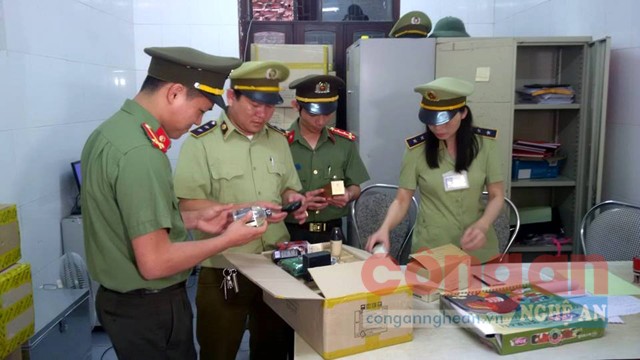 Phòng An ninh kinh tế Công an Nghệ An phối hợp với Chi cụ Quản lý thị trường tỉnh kiểm tra lô hàng mỹ phẩm nhập lậu trị giá gần 1 tỉ đồng - Ảnh: Thiên Thảo