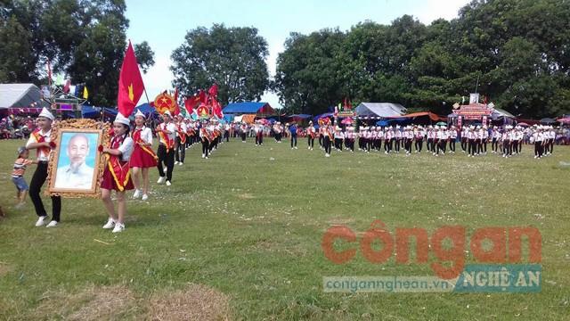 Thiếu niên, nhi đồng thôn 2 (Bến Đén) tham dự duyệt nghi thức Đội kỷ niệm 73 năm Cách mạng tháng 8 và Quốc khánh 2/9