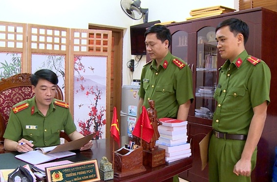 Trung tá Mẫn Văn Hiệp lên kế hoạch phá án.