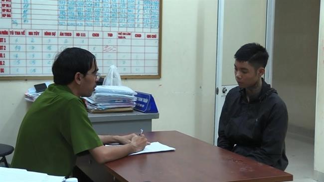 Cán bộ điều tra lấy lời khai của Quyết