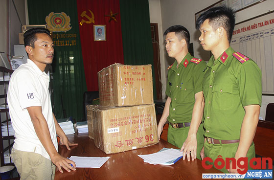 Thời gian qua, Công an các đơn vị, địa phương đã đạt nhiều thành tích nổi bật trong phòng, chống tội phạm (Trong ảnh: Công an huyện Đô Lương liên tiếp bắt giữ các đối tượng mua bán, tàng trữ pháo)