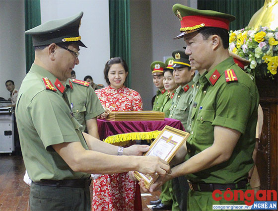Nhiều cá nhân, tập thể đạt thành tích cao được các cấp khen thưởng (Trong ảnh: Đồng chí Đại tá Nguyễn Hữu Cầu, Bí thư Đảng ủy, Giám đốc Công an tỉnh tặng Giấy khen cho các tập thể có thành tích xuất sắc trong công tác giám sát, kiểm tra Đảng)