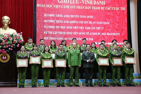 Lãnh đạo Học viện CSND trao Giấy khen và vòng nguyệt quế tặng các cá nhân đạt thành tích cao.