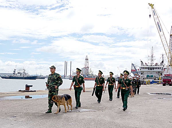 Lực lượng Biên phòng tuần tra bảo đảm an ninh trật tự tại khu vực cảng trên địa bàn TX. Phú Mỹ.