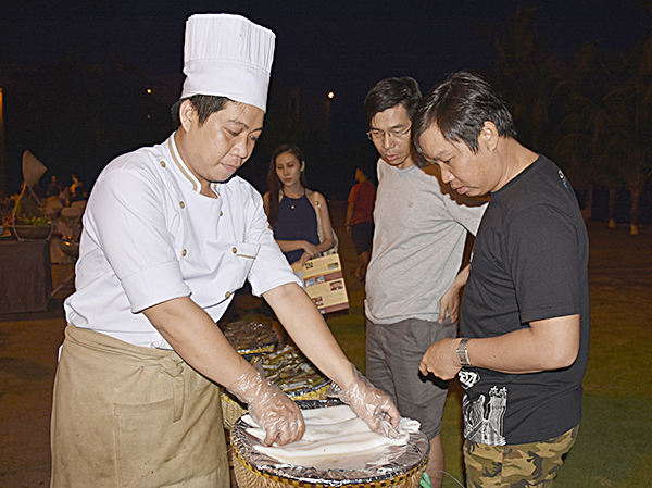 Du khách chọn mua hải sản tại chợ hải sản cuối tuần ở  Vietsovpetro Resort.