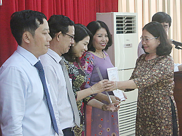 Đồng chí Nguyễn Thị Yến, Phó Bí thư Thường trực Tỉnh ủy, Trưởng Đoàn ĐBQH tỉnh trao giấy chứng nhận hoàn thành khóa học cho các học viên.