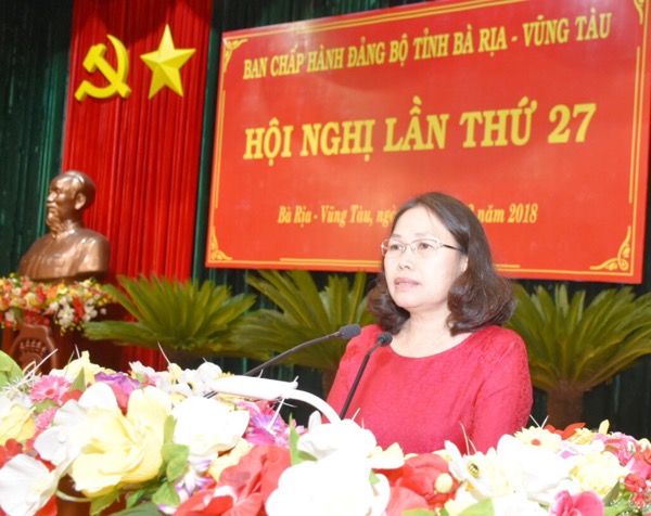 Đồng chí Nguyễn Thị Yến, Phó Bí thư Thường trực Tỉnh ủy, Trưởng Đoàn ĐBQH tỉnh trình bày tóm tắt tình hình thực hiện nhiệm vụ của tỉnh năm 2018.