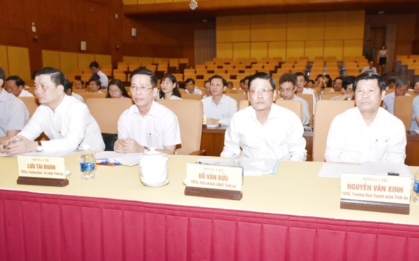 Các đồng chí Ủy viên Ban Thường vụ Tỉnh ủy tham dự hội nghị.