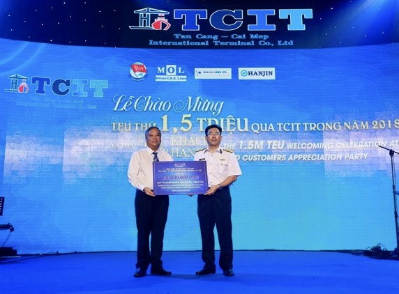 Đồng chí Bùi Thanh Nghĩa, Ủy viên Ban thường vụ Tỉnh ủy, Chủ tịch Ủy ban MTTQ Việt Nam tỉnh (trái) nhận tấm séc tượng trưng trị giá 300 triệu đồng cho Quỹ “Vì người nghèo” tỉnh, do đại diện Cảng TCIT trao.