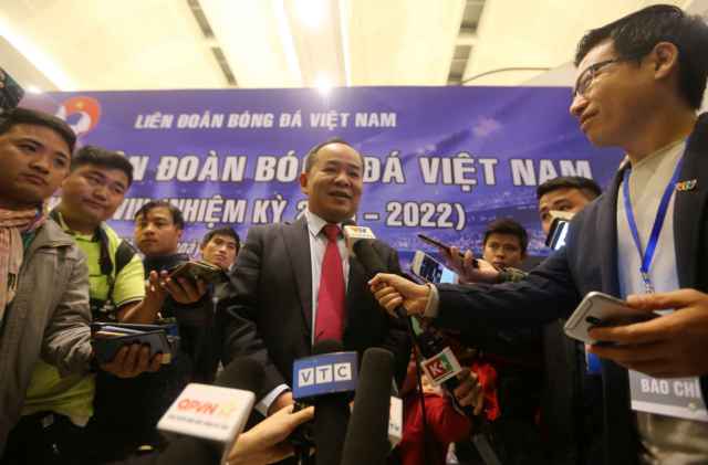 Ông Lê Khánh Hải trả lời phỏng vấn báo chí