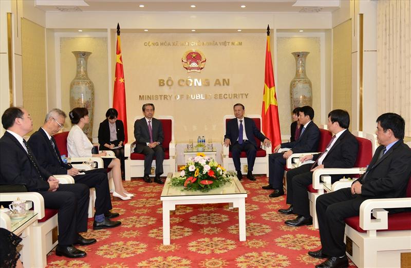 Bộ trưởng Tô Lâm; Đại sứ Hùng Ba tại buổi tiếp.  
