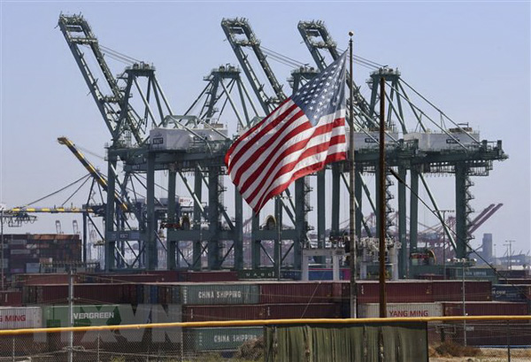Hàng hóa Trung Quốc được xếp tại cảng Long Beach, Los Angeles, Mỹ ngày 29-9-2018.