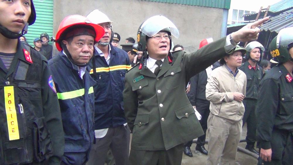 Đồng chí Đại tá Nguyễn Hữu Cầu, Giám đốc Công an Nghệ An và các đồng chí Phó Giám đốc trực tiếp chỉ đạo tại hiện trường.