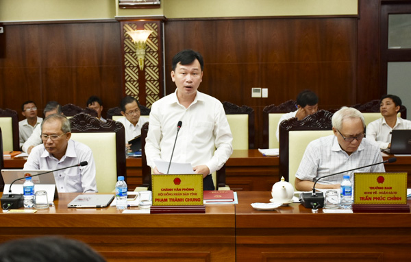 Đồng chí Phạm Thành Chung, Chánh Văn phòng HĐND tỉnh thông tin về công tác chuẩn bị kỳ họp thứ 9. 