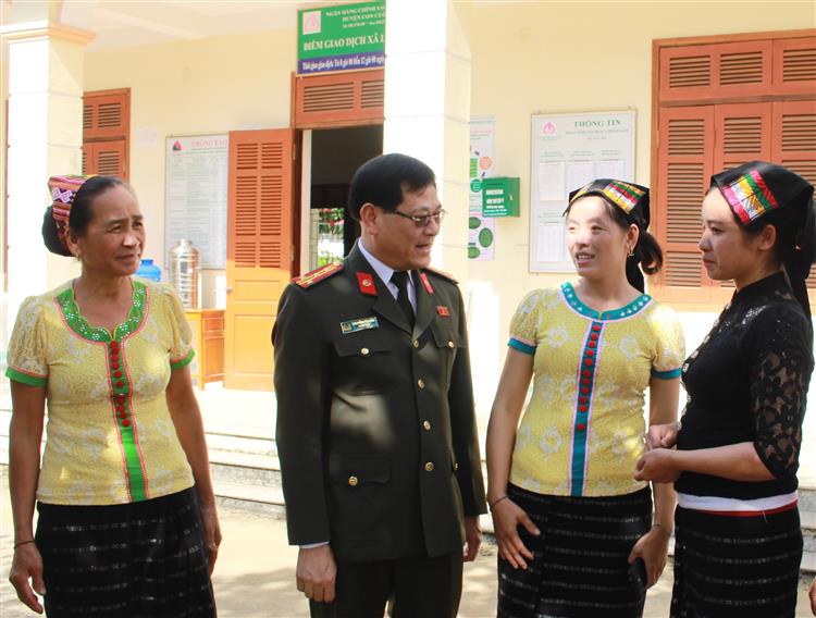 Đồng chí Đại tá Nguyễn Hữu Cầu, Ủy viên BTV Tỉnh ủy, Giám đốc Công an tỉnh Nghệ An lắng nghe ý kiến, kiến nghị của cử tri tại xã Lục Dạ, huyện Con Cuông
