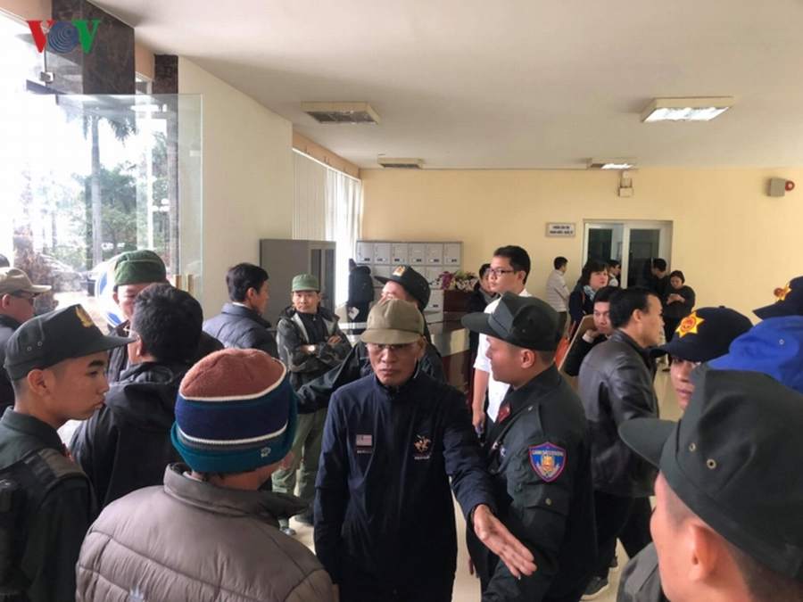Lực lượng an ninh vất vả đảm bảo trật tự.