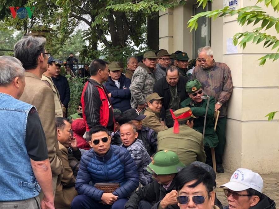 Có cả những thương binh, phần lớn là người cao tuổi, những người không giỏi về công nghệ nên gặp khó trong việc mua vé bằng hình thức qua mạng.