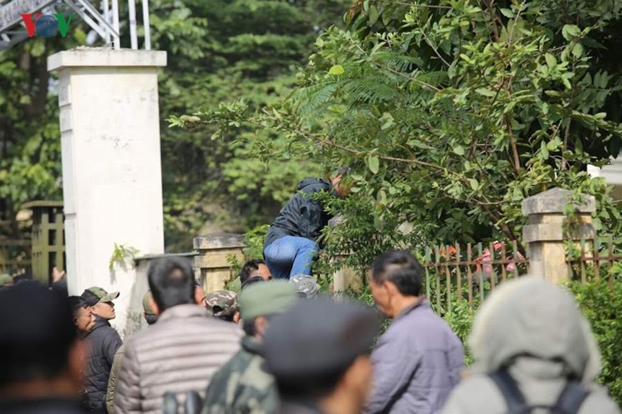 lượng người kéo đến trụ sở VFF ngày một đông