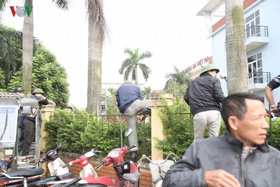 Nhiều CĐV đã trèo rào để vào bằng được bên trong trụ sở VFF, để hỏi cho ra nhẽ.
