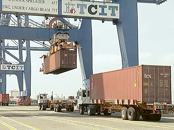Bốc dỡ hàng container tại cảng TCIT (TX. Phú Mỹ). Ảnh: TRÀ NGÂN.