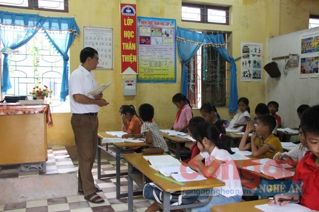 Để nâng cao chất lượng giáo dục toàn diện, việc nâng cao năng lực  hoạt động giáo dục toàn diện cho cán bộ quản lý, giáo viên cần được  chú trọng hơn nữa (Trong ảnh: Giờ học của thầy và trò  Trường Tiểu học Kim Lâm, xã Thanh Sơn, huyện Thanh Chương)