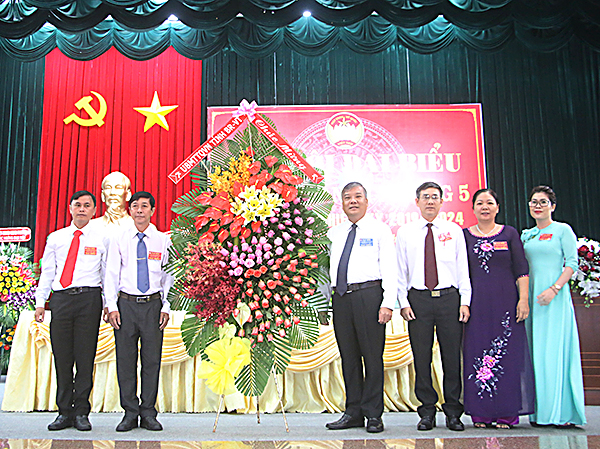 Đồng chí Bùi Thanh Nghĩa, Ủy viên Ban Thường vụ Tỉnh ủy, Chủ tịch Ủy ban MTTQVN tỉnh tặng hoa chúc mừng đại hội. 