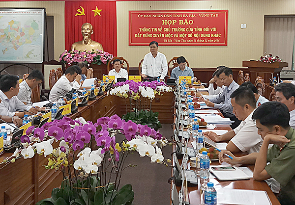 Đồng chí Nguyễn Văn Trình, Phó Bí thư Tỉnh ủy, Chủ tịch UBND tỉnh trả lời câu hỏi của các nhà báo liên quan tới KN-TC của các hộ dân ở huyện Xuyên Mộc. Ảnh: GIA BẢO