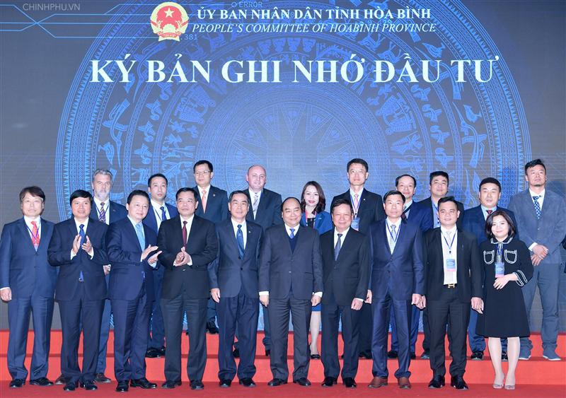 Thủ tướng chứng kiến lễ ký biên bản ghi nhớ đầu tư tại tỉnh Hòa Bình. Ảnh: VGP/Quang Hiếu