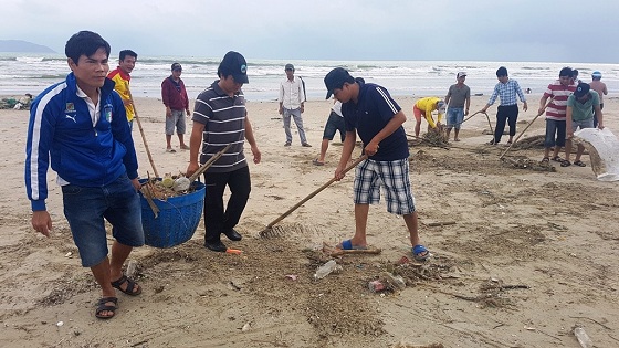 Ra quân dẹn dẹp rác ở bãi biển Đà Nẵng. Ảnh: VGP/Thế Phong
